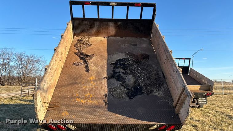 image for item FG0092 2001 International 4700 flatbed truck