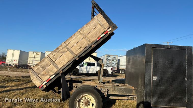 image for item FG0092 2001 International 4700 flatbed truck