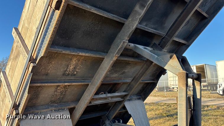 image for item FG0092 2001 International 4700 flatbed truck