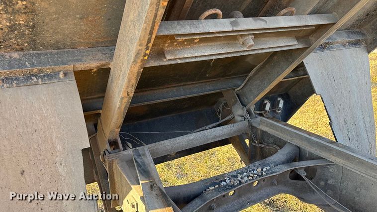 image for item FG0092 2001 International 4700 flatbed truck