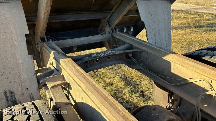 image for item FG0092 2001 International 4700 flatbed truck