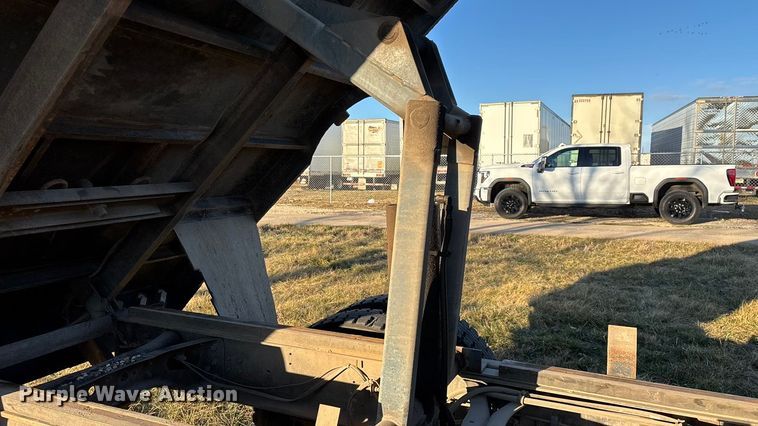 image for item FG0092 2001 International 4700 flatbed truck