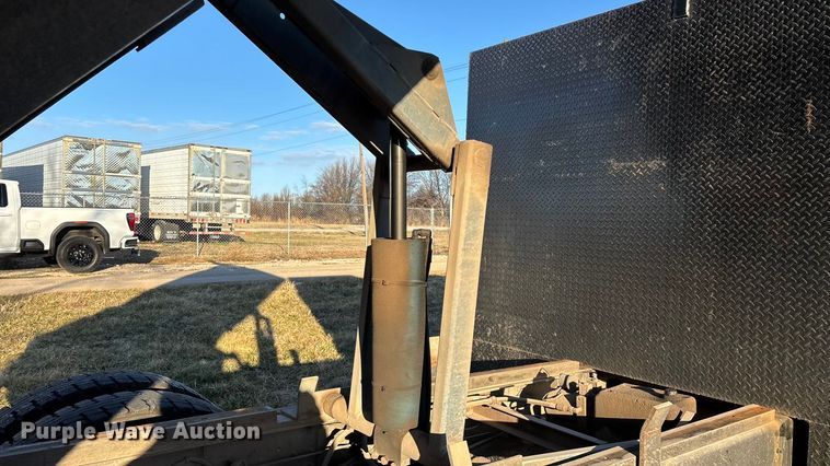 image for item FG0092 2001 International 4700 flatbed truck