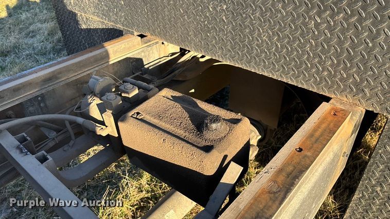 image for item FG0092 2001 International 4700 flatbed truck