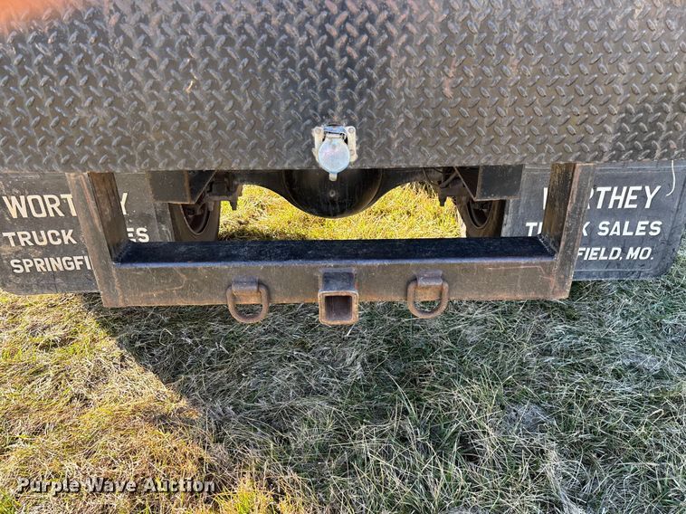 image for item FG0092 2001 International 4700 flatbed truck