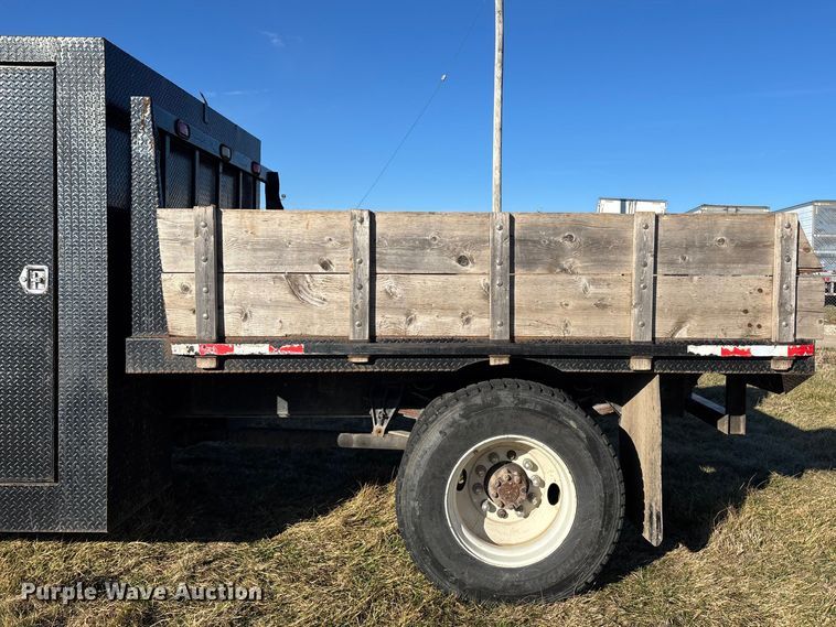 image for item FG0092 2001 International 4700 flatbed truck