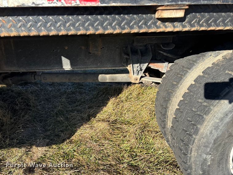 image for item FG0092 2001 International 4700 flatbed truck