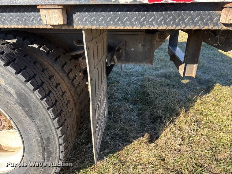 image for item FG0092 2001 International 4700 flatbed truck