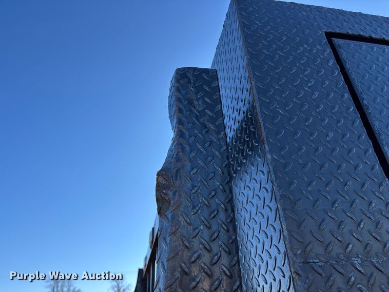 image for item FG0092 2001 International 4700 flatbed truck