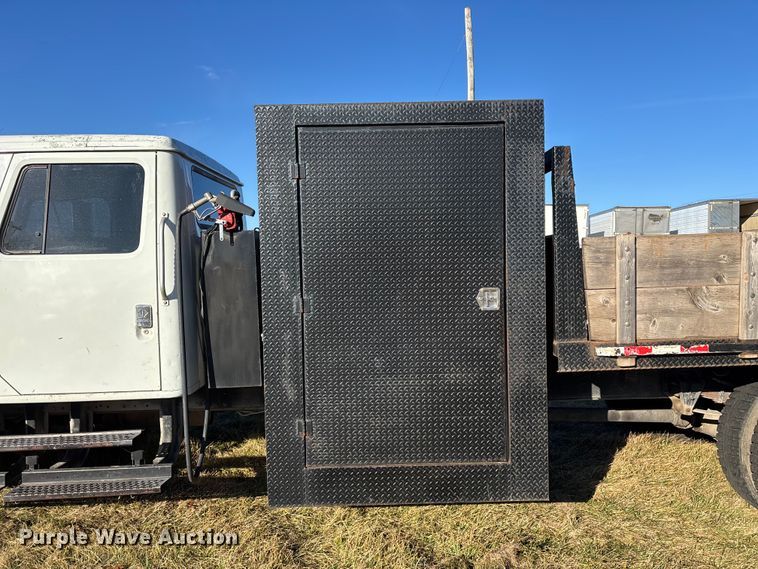 image for item FG0092 2001 International 4700 flatbed truck