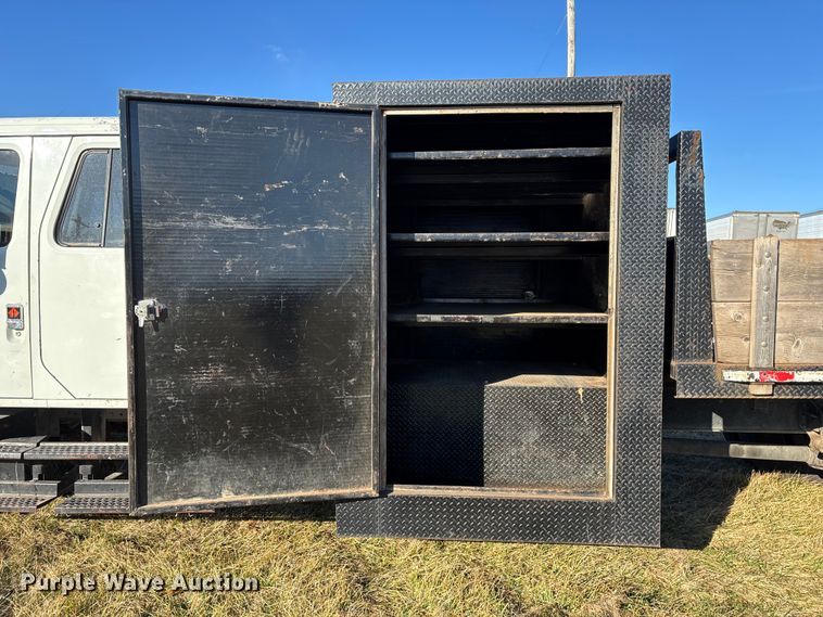 image for item FG0092 2001 International 4700 flatbed truck