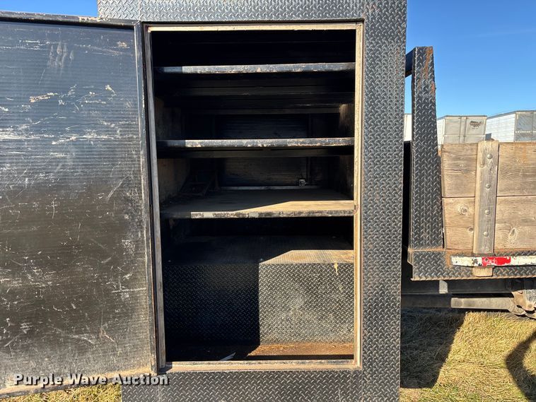 image for item FG0092 2001 International 4700 flatbed truck