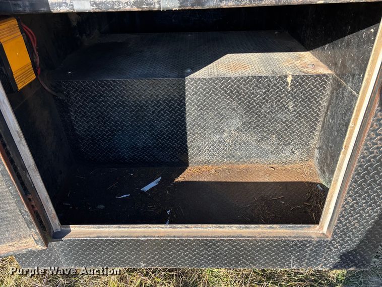 image for item FG0092 2001 International 4700 flatbed truck