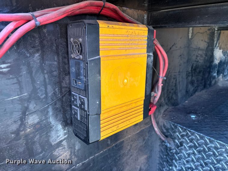 image for item FG0092 2001 International 4700 flatbed truck