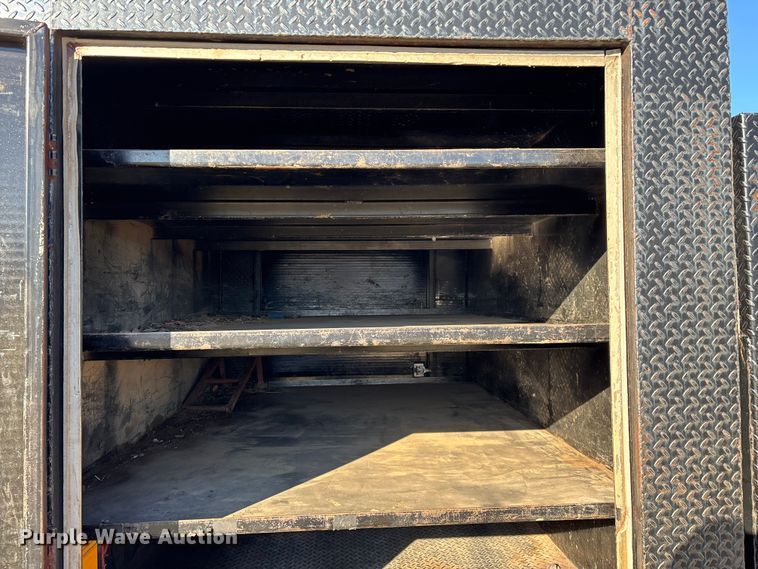 image for item FG0092 2001 International 4700 flatbed truck