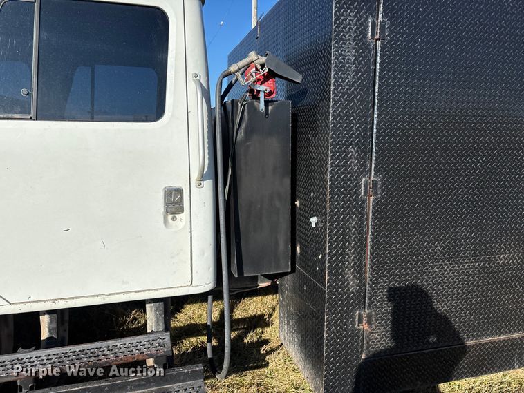 image for item FG0092 2001 International 4700 flatbed truck