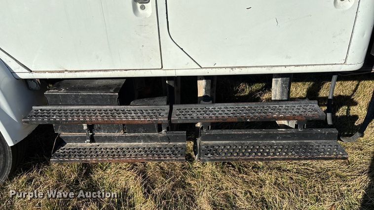 image for item FG0092 2001 International 4700 flatbed truck