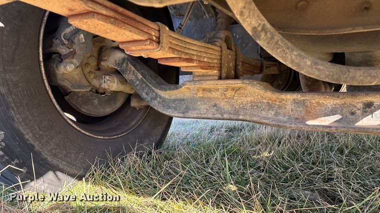 image for item FG0092 2001 International 4700 flatbed truck