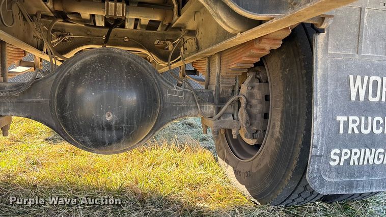 image for item FG0092 2001 International 4700 flatbed truck