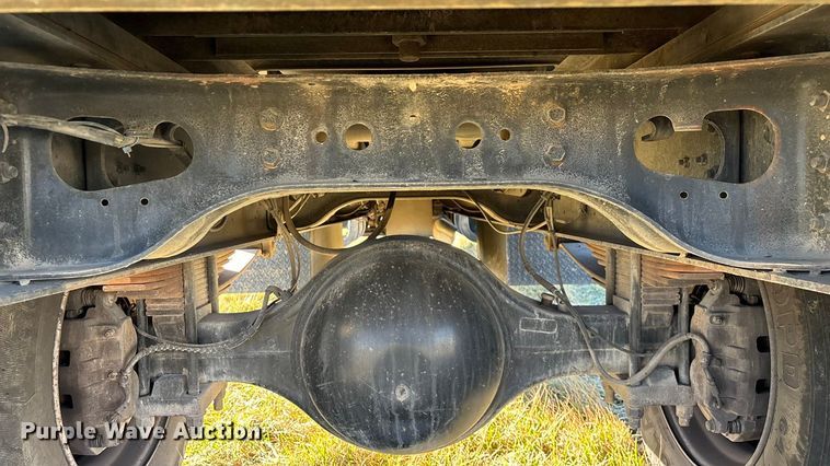 image for item FG0092 2001 International 4700 flatbed truck