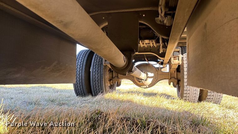 image for item FG0092 2001 International 4700 flatbed truck