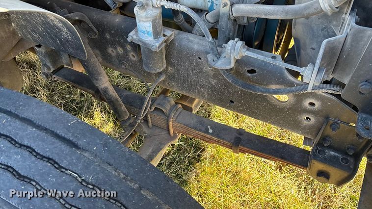 image for item FG0092 2001 International 4700 flatbed truck