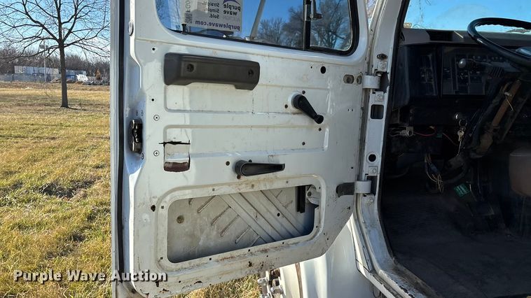 image for item FG0092 2001 International 4700 flatbed truck