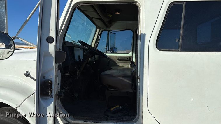 image for item FG0092 2001 International 4700 flatbed truck