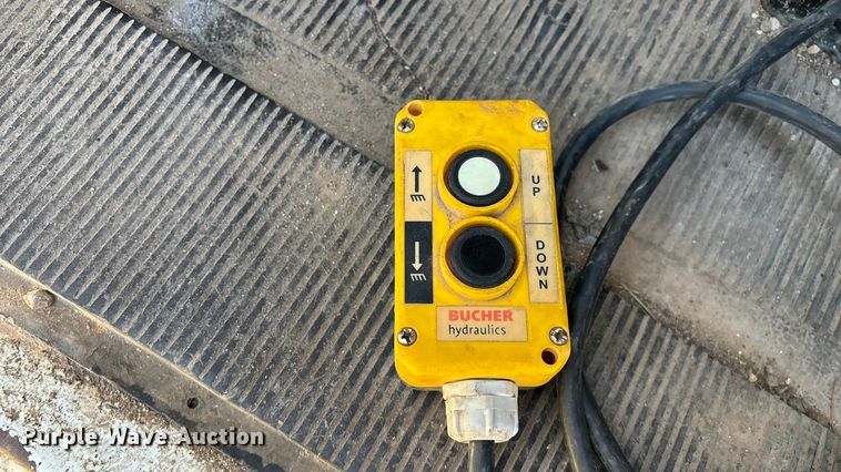 image for item FG0092 2001 International 4700 flatbed truck