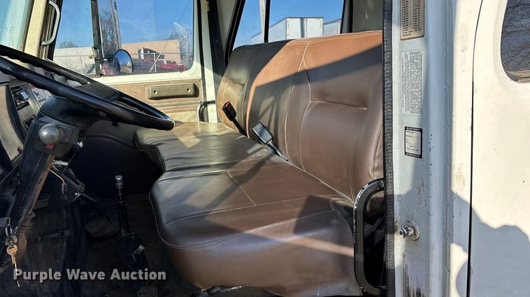 image for item FG0092 2001 International 4700 flatbed truck