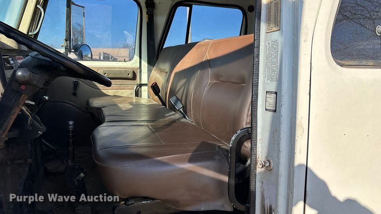 image for item FG0092 2001 International 4700 flatbed truck