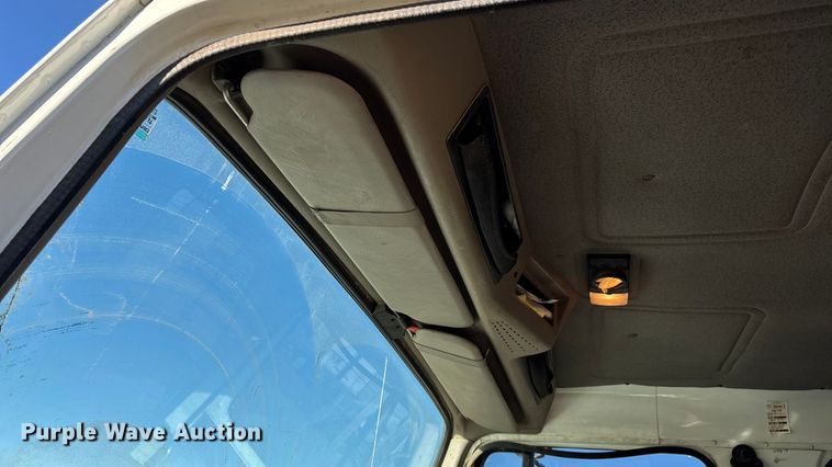 image for item FG0092 2001 International 4700 flatbed truck