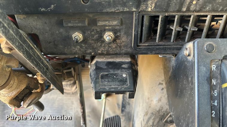 image for item FG0092 2001 International 4700 flatbed truck