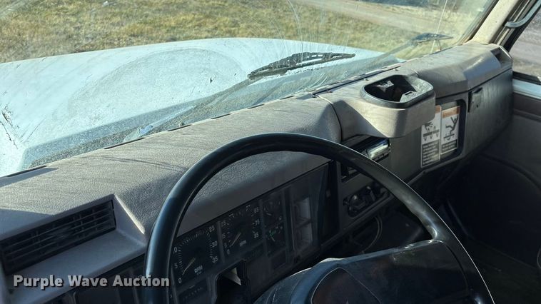 image for item FG0092 2001 International 4700 flatbed truck