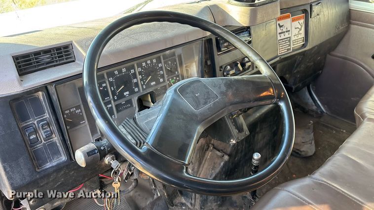 image for item FG0092 2001 International 4700 flatbed truck