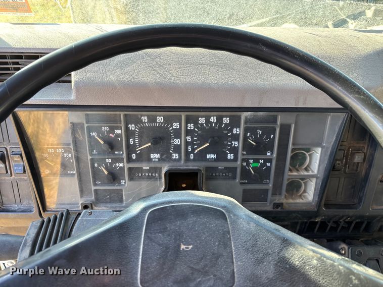 image for item FG0092 2001 International 4700 flatbed truck