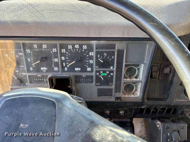 image for item FG0092 2001 International 4700 flatbed truck