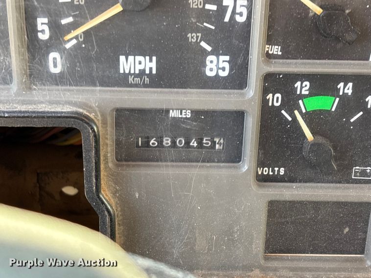 image for item FG0092 2001 International 4700 flatbed truck