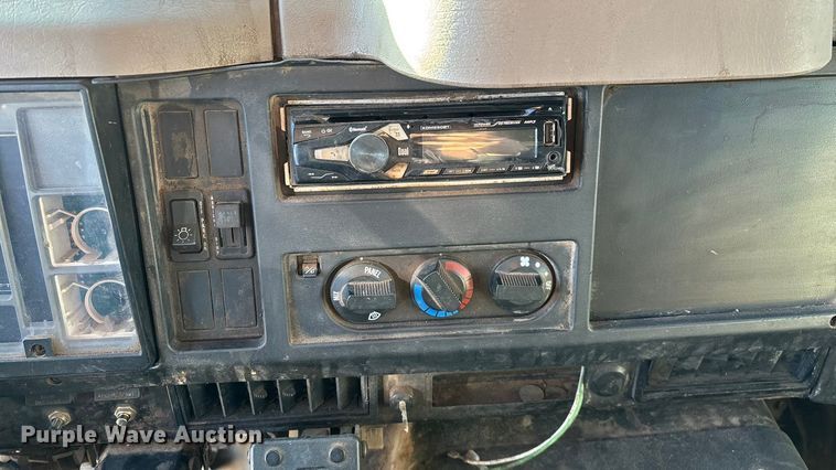 image for item FG0092 2001 International 4700 flatbed truck