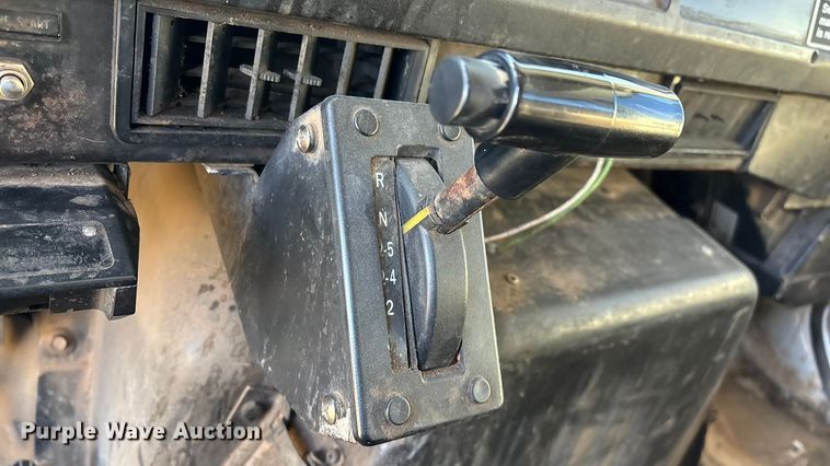 image for item FG0092 2001 International 4700 flatbed truck