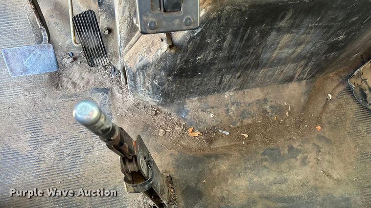 image for item FG0092 2001 International 4700 flatbed truck