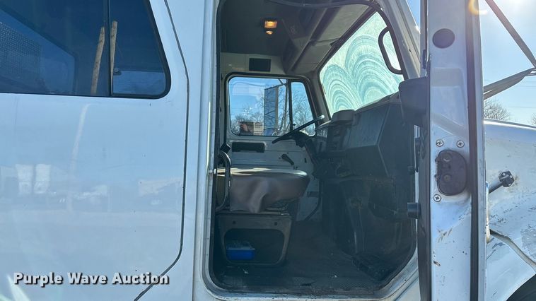 image for item FG0092 2001 International 4700 flatbed truck