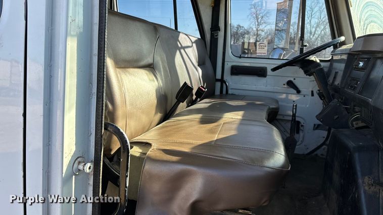 image for item FG0092 2001 International 4700 flatbed truck