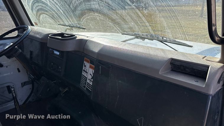 image for item FG0092 2001 International 4700 flatbed truck