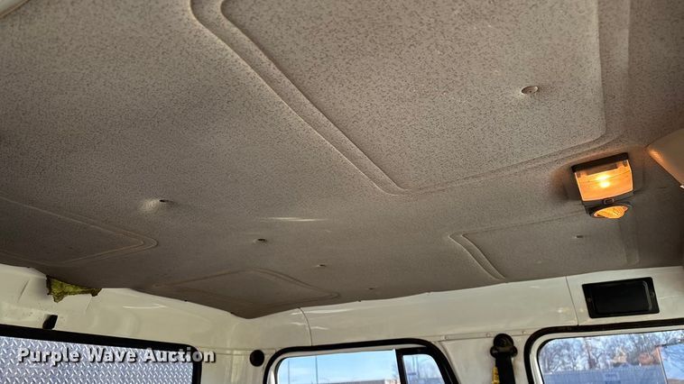 image for item FG0092 2001 International 4700 flatbed truck