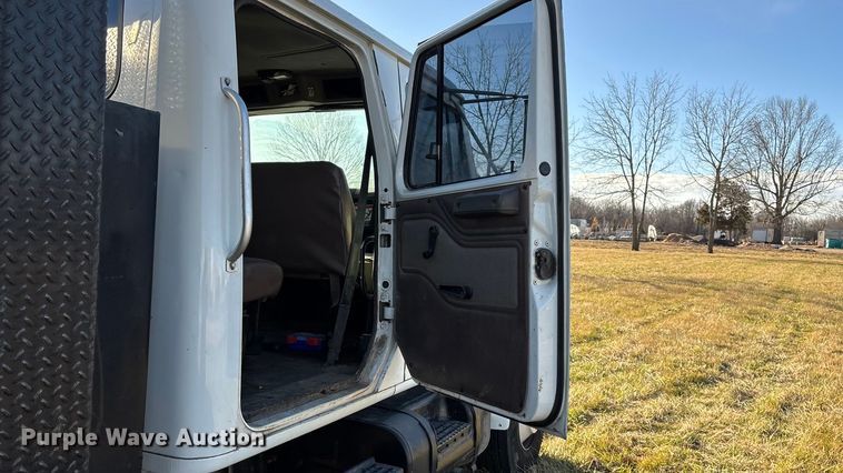 image for item FG0092 2001 International 4700 flatbed truck