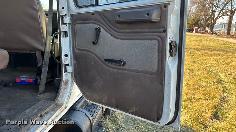 image for item FG0092 2001 International 4700 flatbed truck