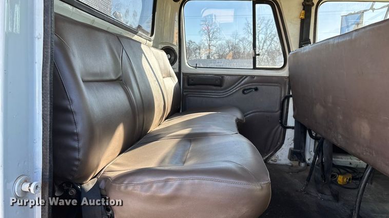 image for item FG0092 2001 International 4700 flatbed truck