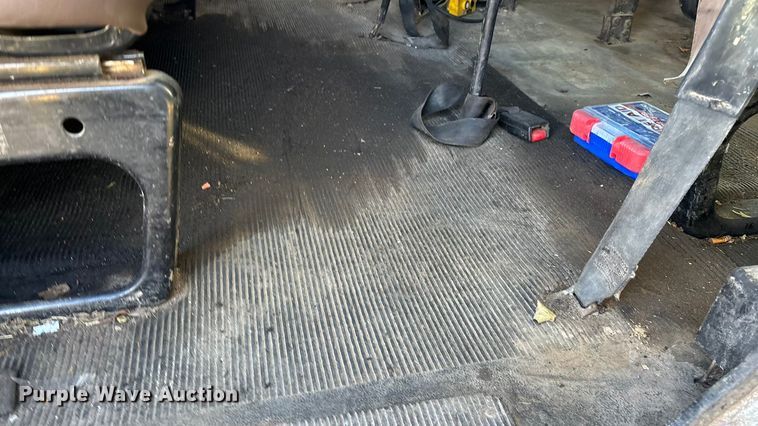 image for item FG0092 2001 International 4700 flatbed truck