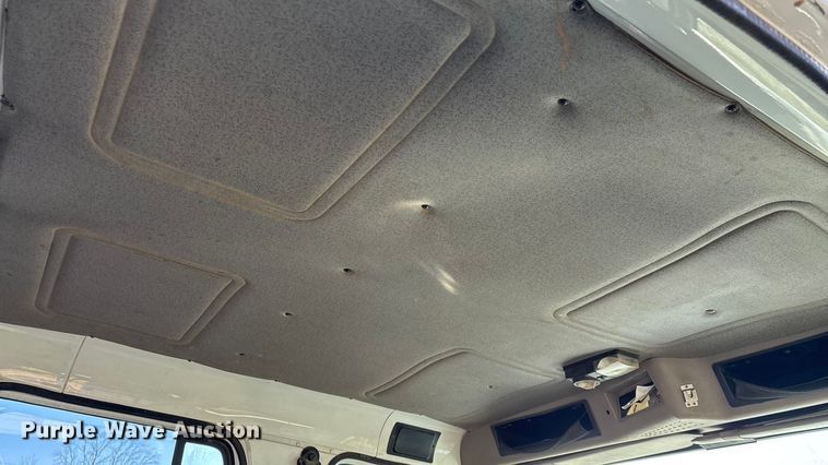 image for item FG0092 2001 International 4700 flatbed truck